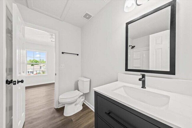 Building Photo - 2 Bedrooms Townhouse