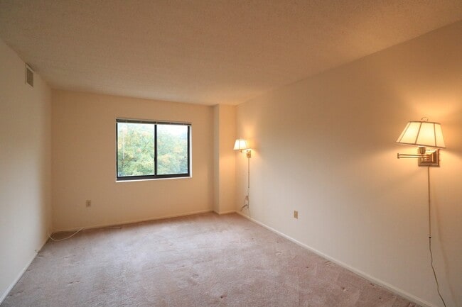 Building Photo - 15107 Interlachen Dr