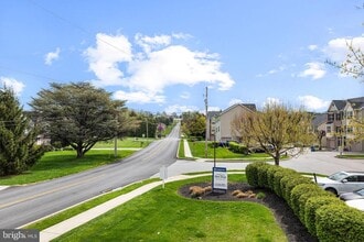 Building Photo - 10 Shady Tree Ct