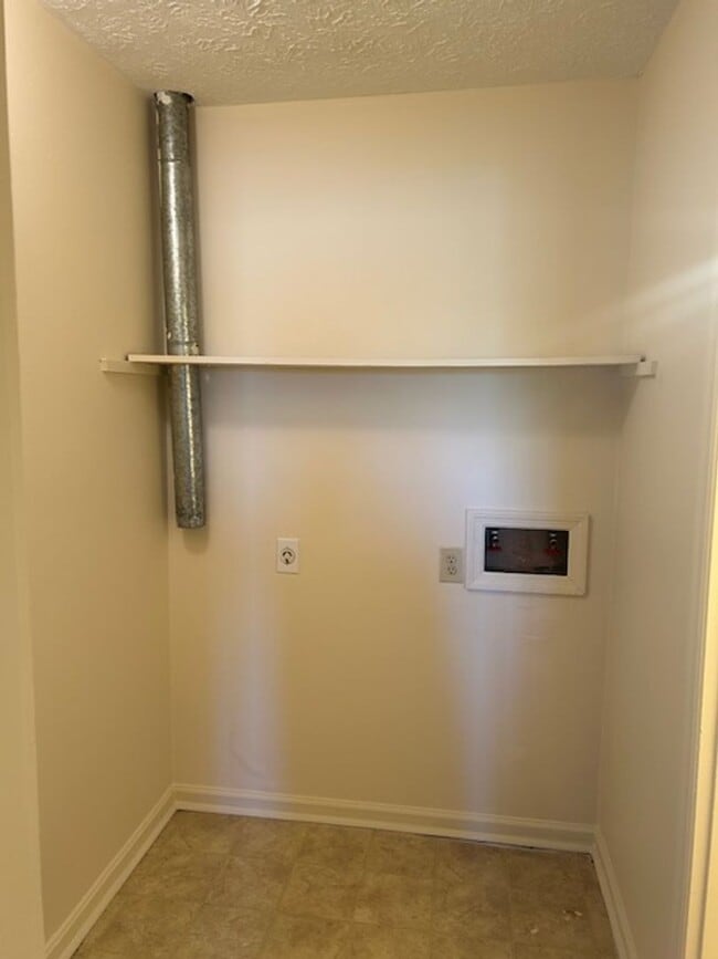 Building Photo - Winburn 2 Bedroom Apartment on 3rd Level  ...