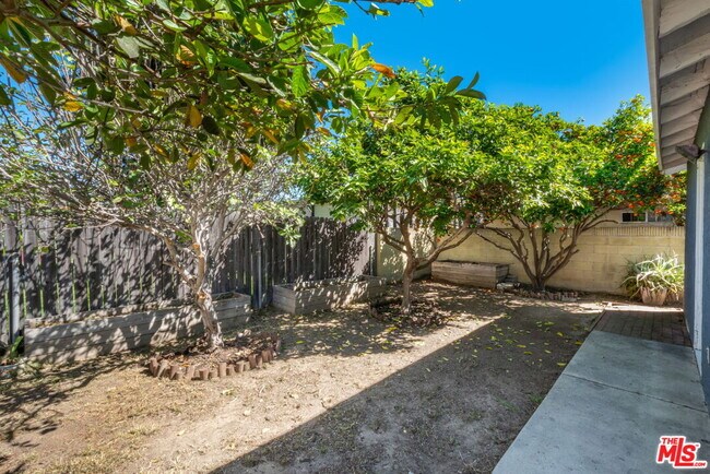 Building Photo - 11882 Ramona Ave