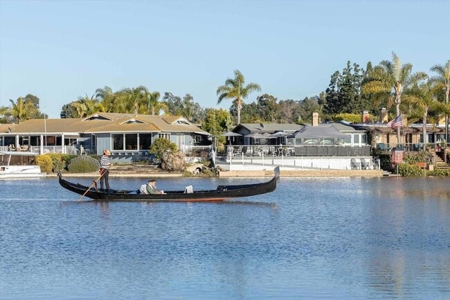 Building Photo - 1560 Circa Del Lago