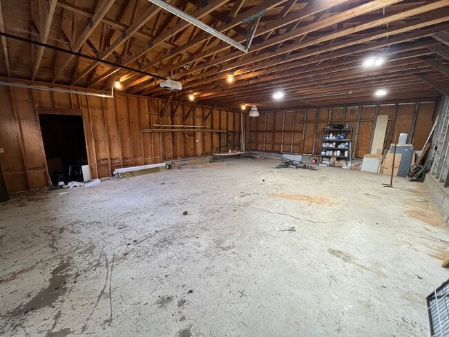 Building Photo - Amazing 4 Bed/3 Bath Home on One Acre with...