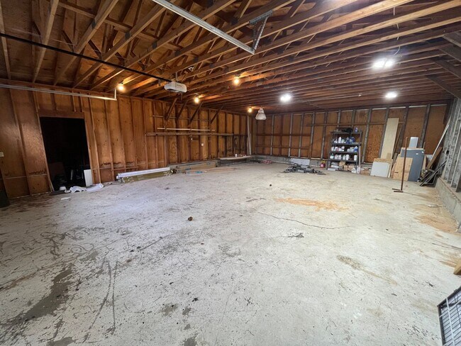 Building Photo - Amazing 4 Bed/3 Bath Home on One Acre with Large Shop – In Home Child Care Opportunity