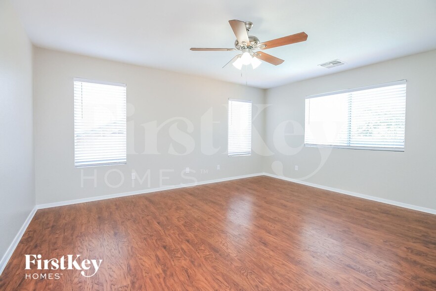 Building Photo - 4742 E Meadow Creek Way