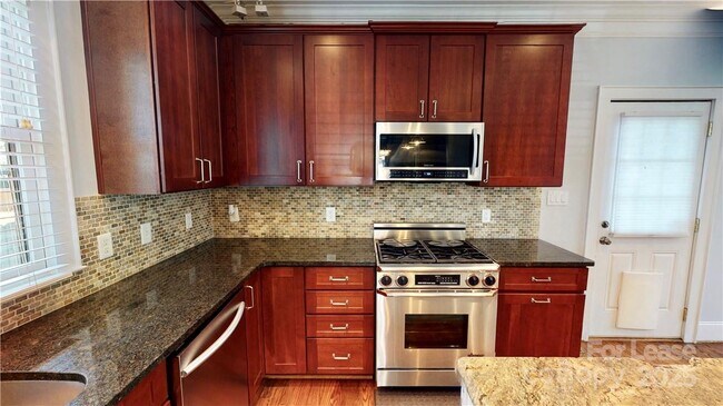 Building Photo - 2213 Roslyn Ave