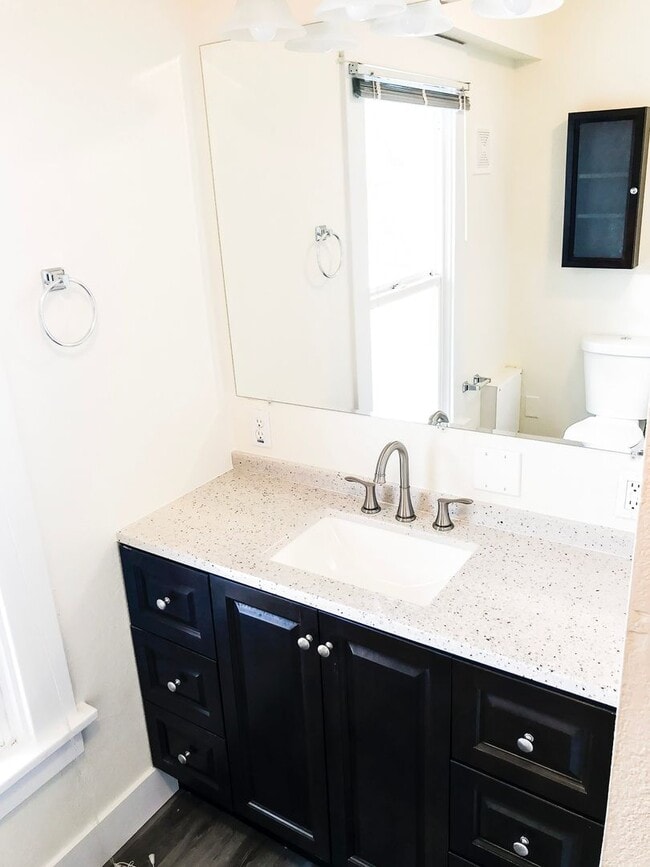 Building Photo - 917/ 917.5 West A St