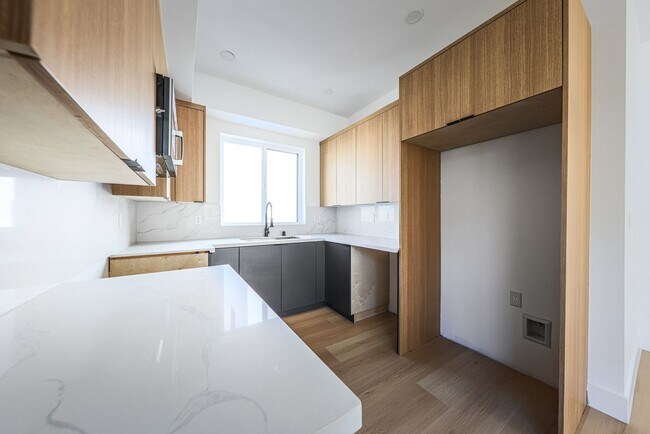 Building Photo - 1237 N Orange Dr