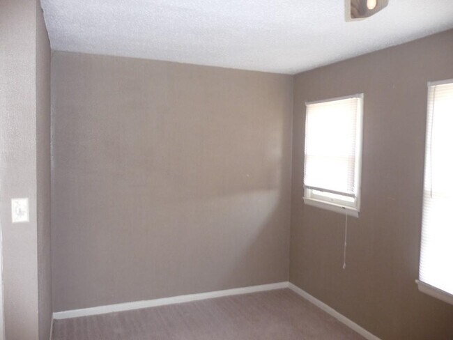 Building Photo - 4303 NW Ridgecrest Dr