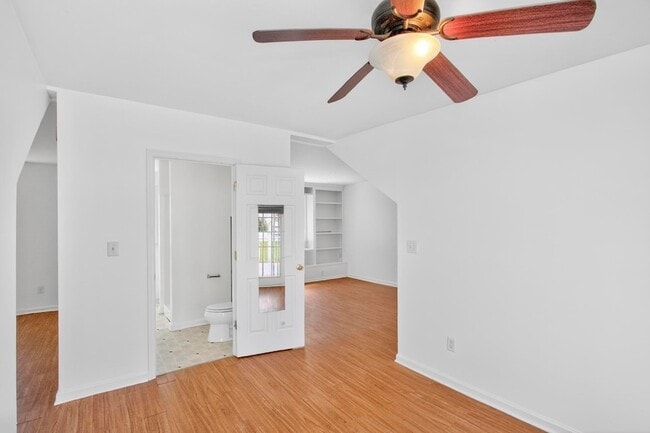Building Photo - 3008 Lakeshore Dr