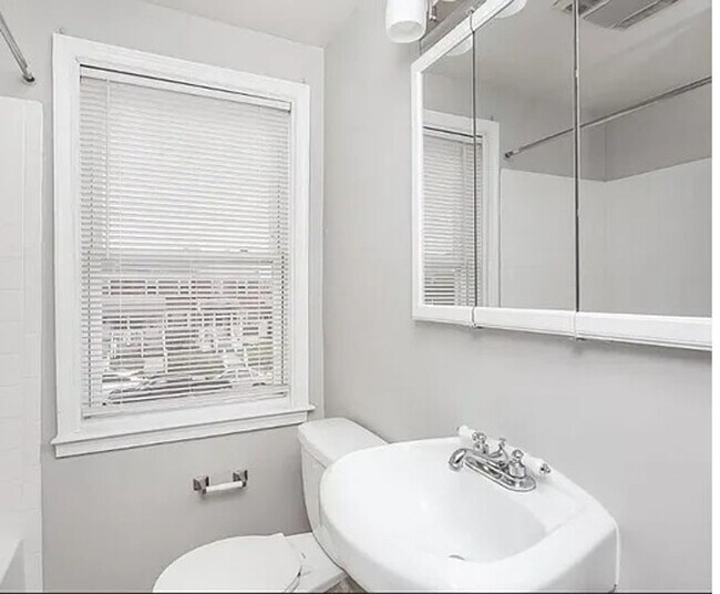 Building Photo - Desirable Dundalk Maryland 3 bedroom3 Full...
