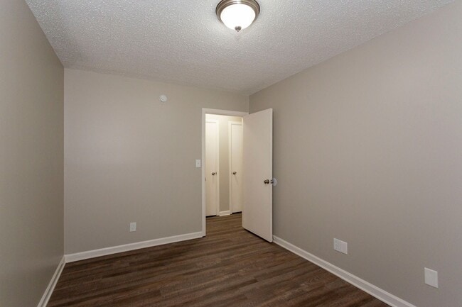 Building Photo - ** 4 bed 2 bath located in Dalraida close ...