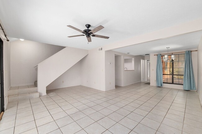 Building Photo - Spacious 3/3 townhome-style condo in Rockwood Villas with washer/dryer