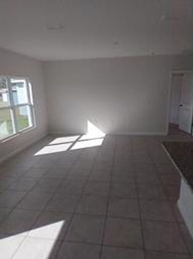 Building Photo - 4 Bedroom 2 Bathroom, Community pool
