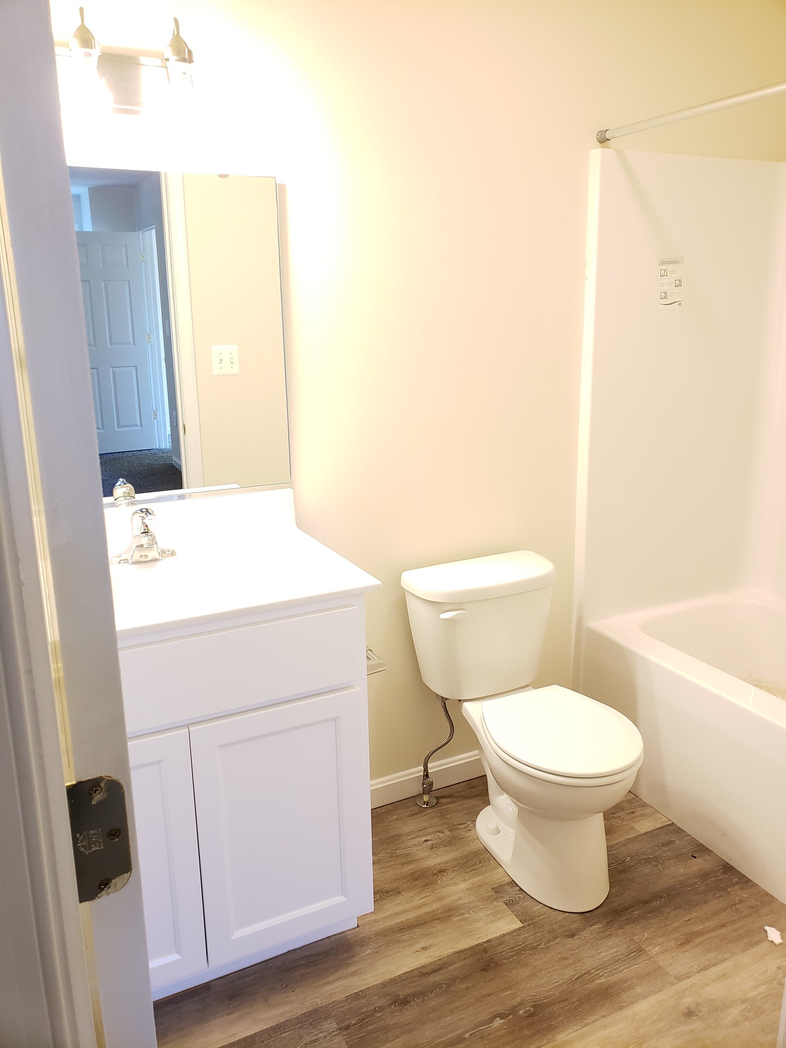 Upstairs Full Bath 1 - 697 E Piedmont St