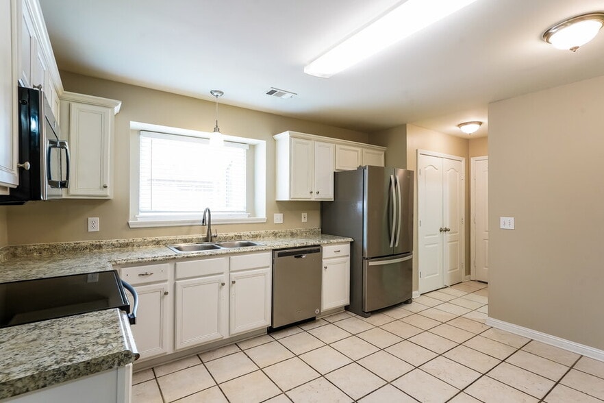 Building Photo - 5033 Singing Hills Dr