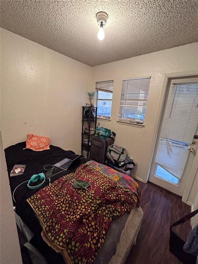 Building Photo - West Campus 1 Bed 1 Bath