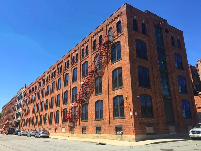 Building Photo - 69 King St