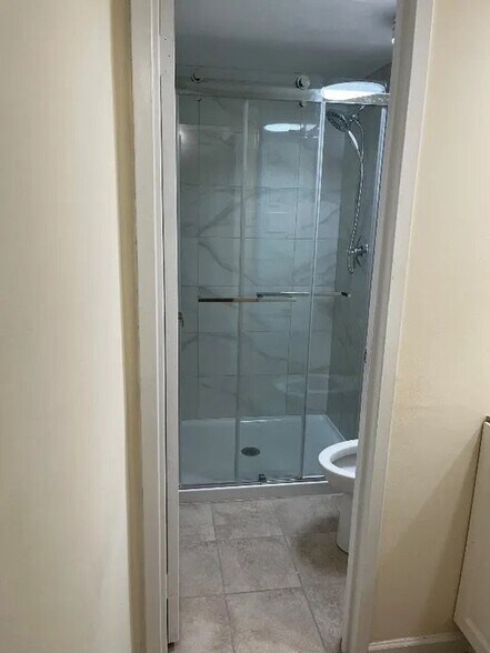 Building Photo - 3558 Shore Dr