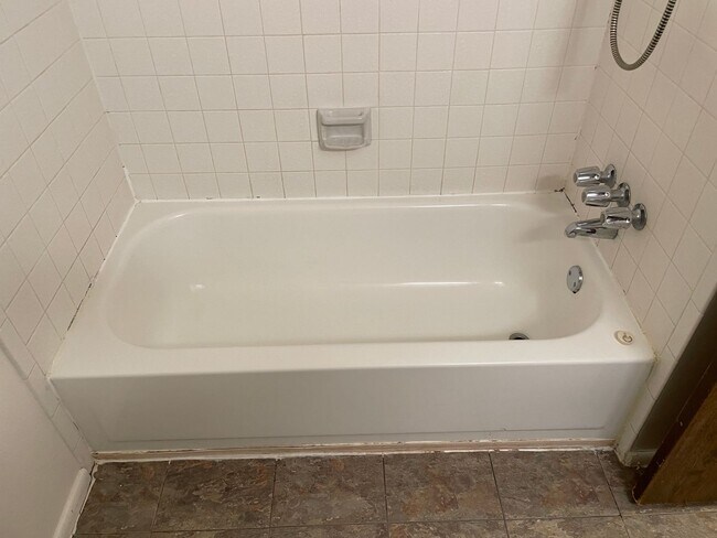 Building Photo - 2 Bedroom, 1.5 Bathroom Twin Home in West ...