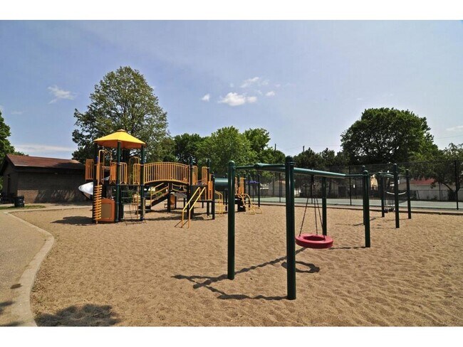 Building Photo - 521 5th Ave SE