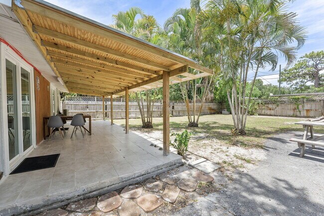 Building Photo - 1292 SW 25th Ave