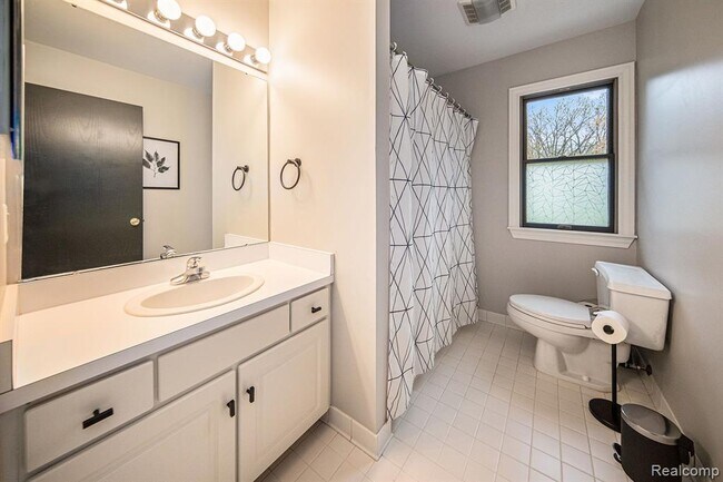 Building Photo - 695 Heritage Dr