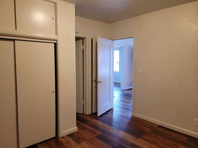 Building Photo - Move in Special see AD