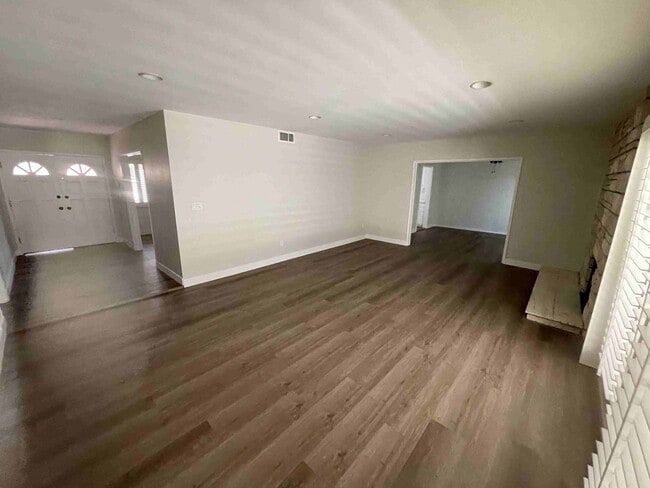 Building Photo - BEAUTIFUL FOUR BEDROOM TWO AND A HALF BATH HOME!