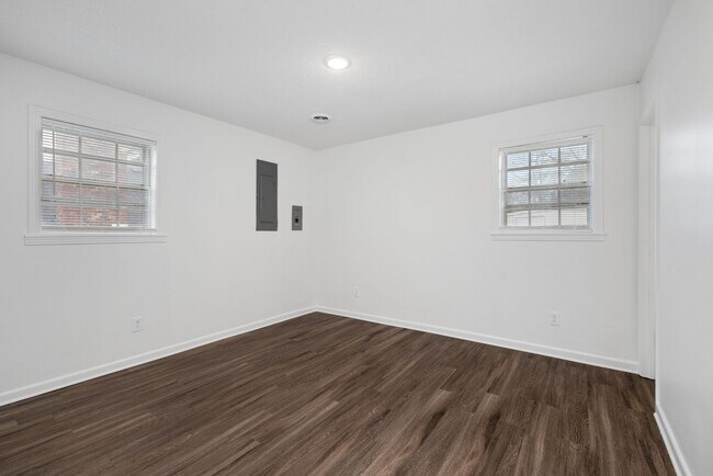 Building Photo - 5 bedroom 3 bath in Covington recently renovated just off the town square