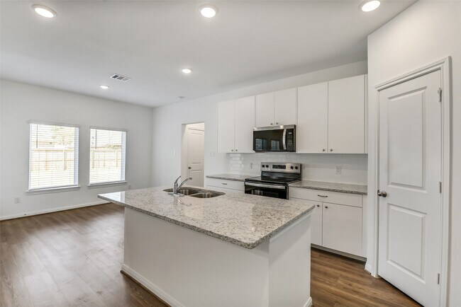 Building Photo - 11951 Pondwood Dr