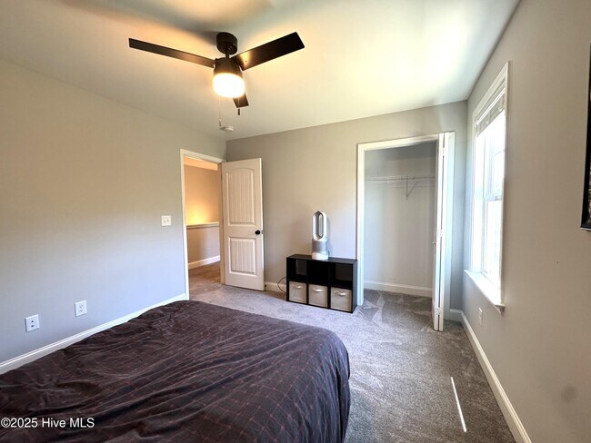 Building Photo - 425 Pebble Shore Dr