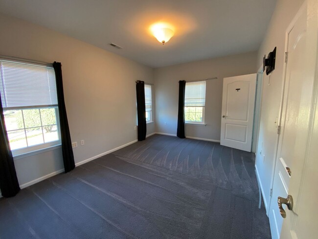 Building Photo - Rent Special Alert! Move in by 01/15 and e...