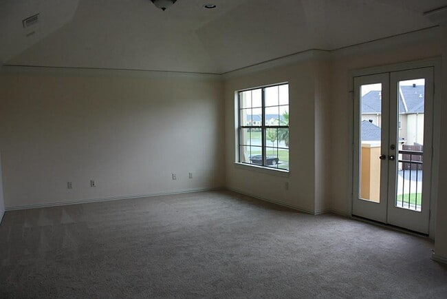 Building Photo - 2046 Palm Forest Ln