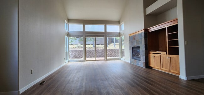 Building Photo - 1445 Highland Vw