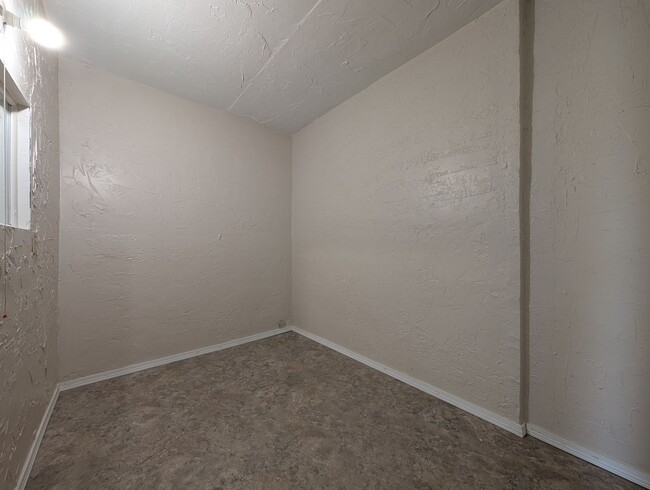 Building Photo - Great 2+ Bedroom, 1 Bathroom Duplex In Spr...