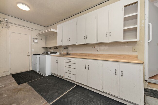 Building Photo - Spacious Single-Family Home in Great Location!