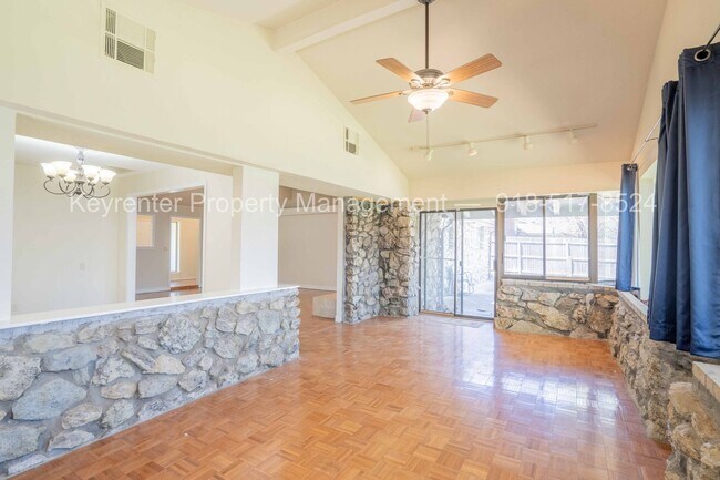 Building Photo - 3 Bed | 2 Bath in South Tulsa!