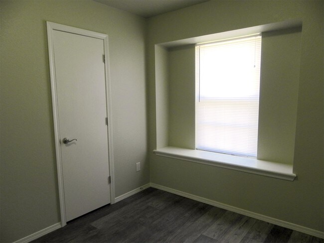 Building Photo - 1011 W 23rd St