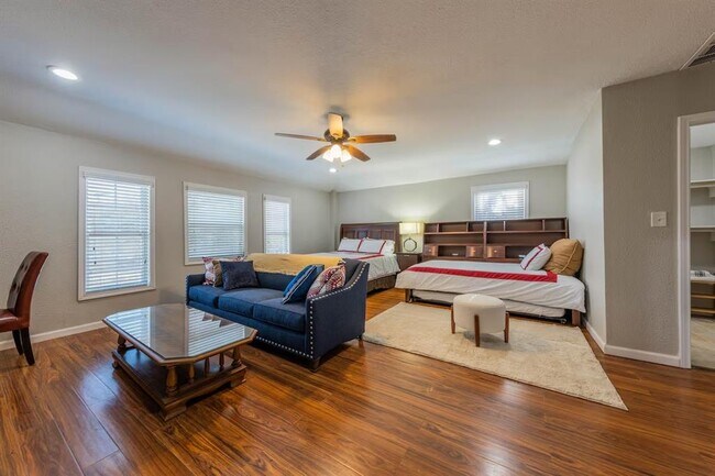 Building Photo - 1212 N Main St