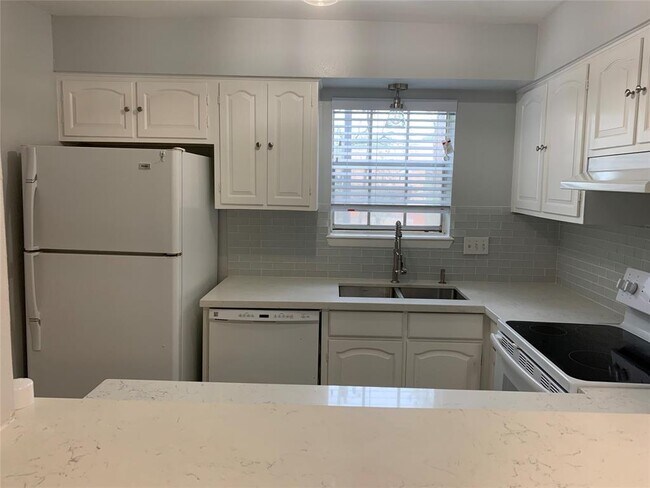 Building Photo - 873 Wax Myrtle Ln