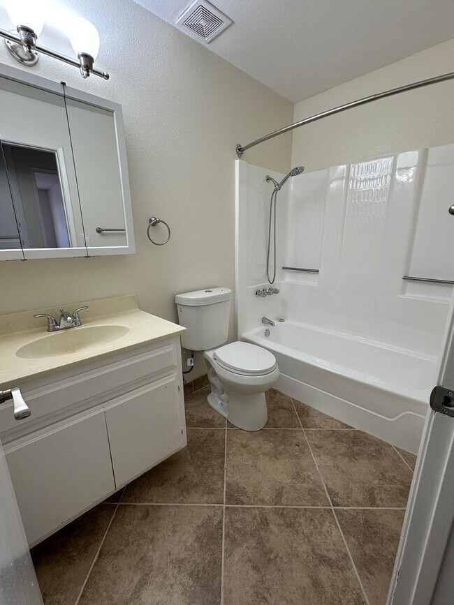 Building Photo - Remodeled/$500 move in special/3 bedroom HOME