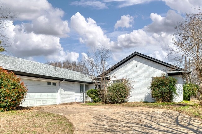 Building Photo - AVAILABLE NOW! BEAUTIFUL 3 BEDROOM HOME LO...