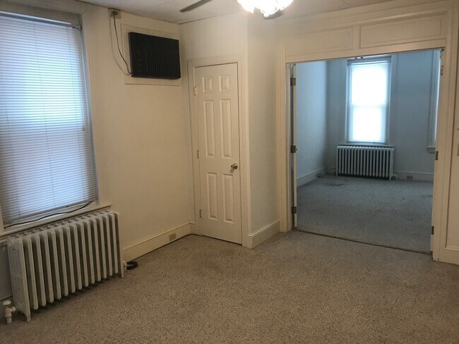 Livingroom - 616 Linden St