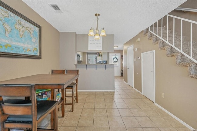 Building Photo - 621 Carriagehouse Ln