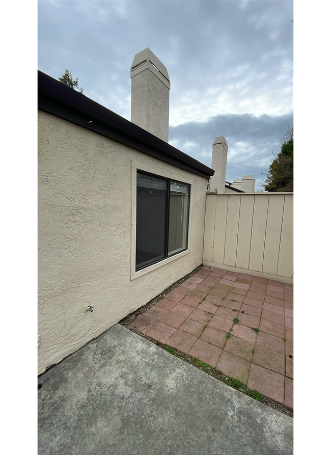 Building Photo - Gate Community 2 Bedroom Condo Availabilit...