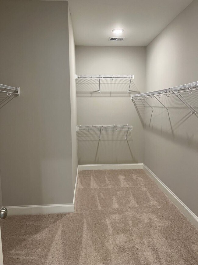 Building Photo - Lovely Three Bedroom Townhouse in Washington Square!- Half Off First Month's Rent For Qualified A...