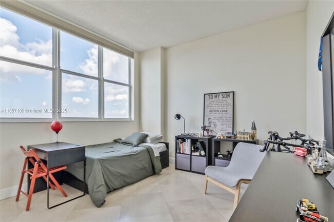 Building Photo - 2475 Brickell Ave
