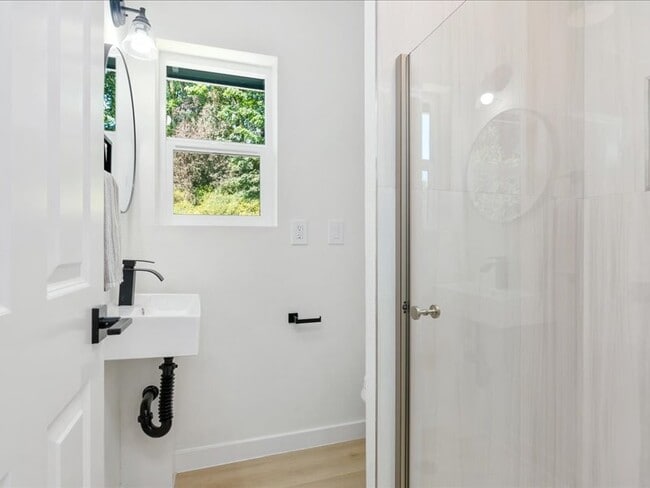 Building Photo - 1004 McDonald Ave