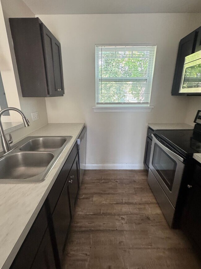 Building Photo - Oak St Duplex